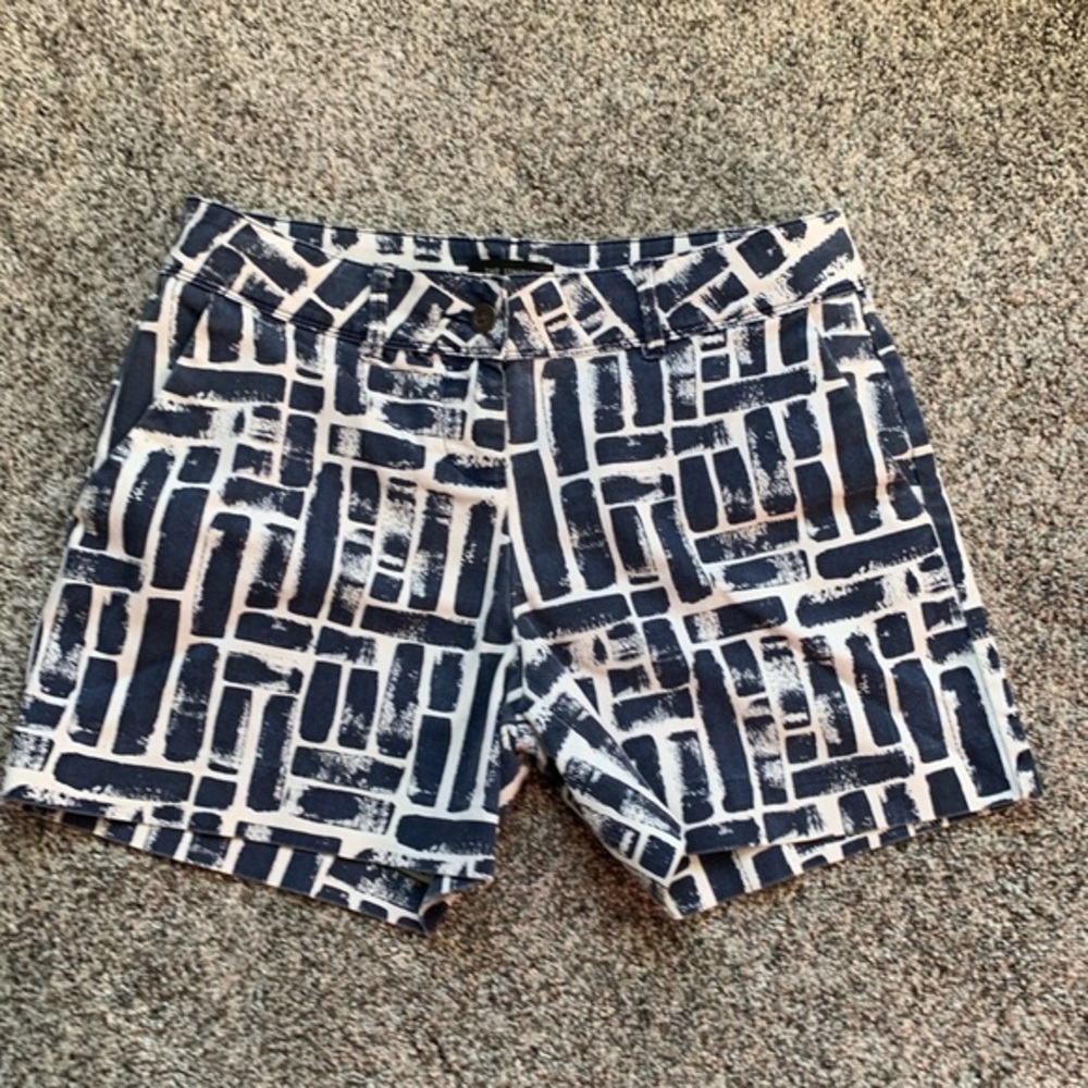 The Limited Women's Shorts Size 10 Blue White Classic Front Pockets Vacation‎